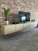 BORDEAUX - Hangend tv-meubel op maat - Opliggende deuren - Massief Eikenhout