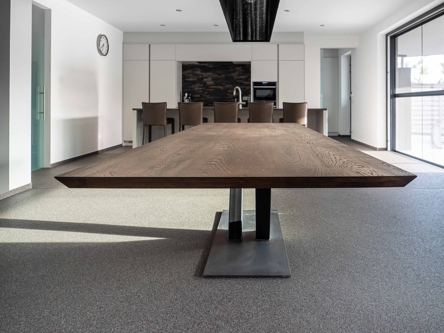 REYKJAVIK - Design eettafel - Centraal V-onderstel uit staal