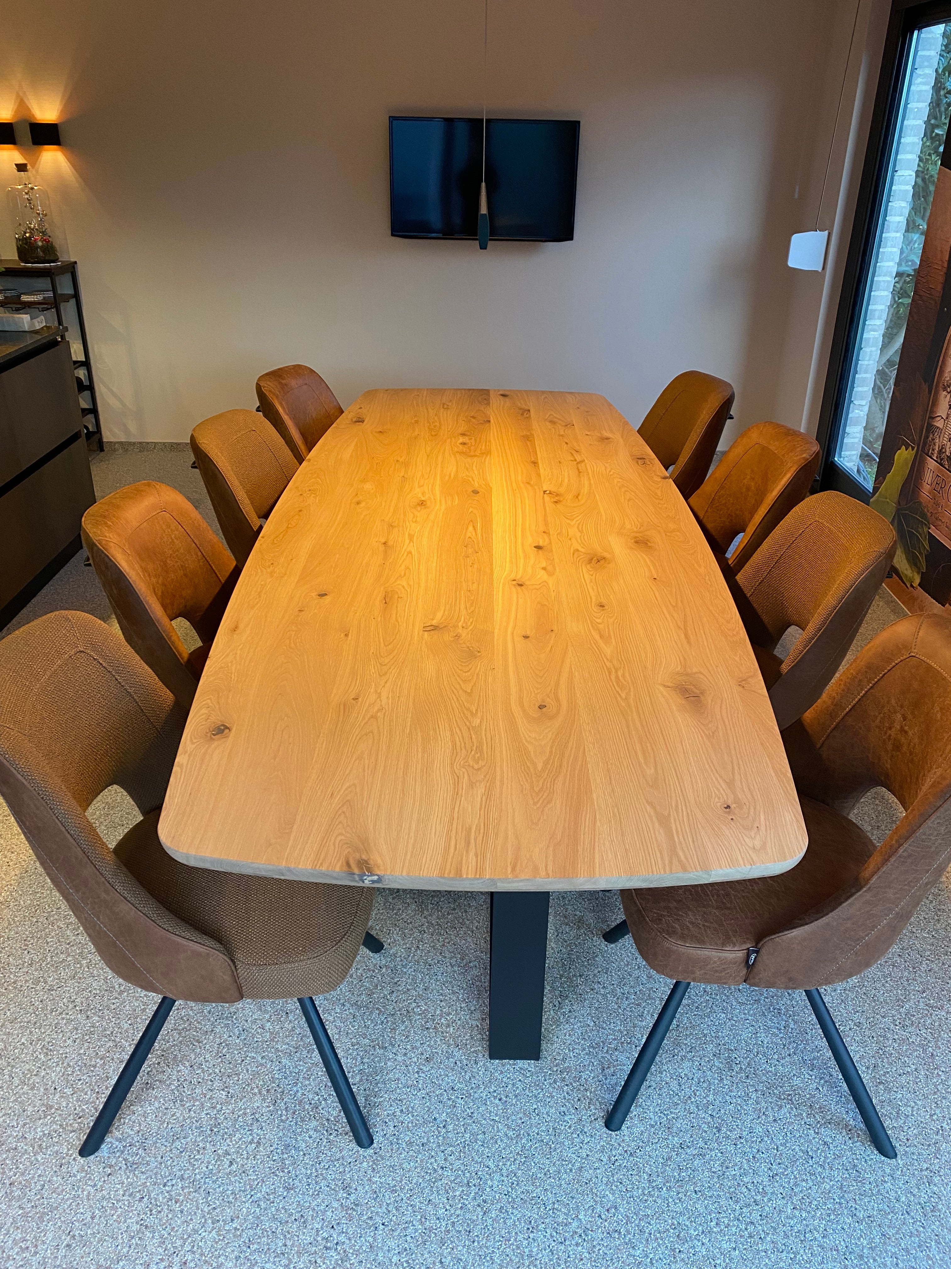 Tonvormige tafel 'Bari' - Centraal L-onderstel uit staal