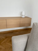 BORDEAUX - Hangend tv-meubel op maat - Opliggende deuren - Massief Eikenhout