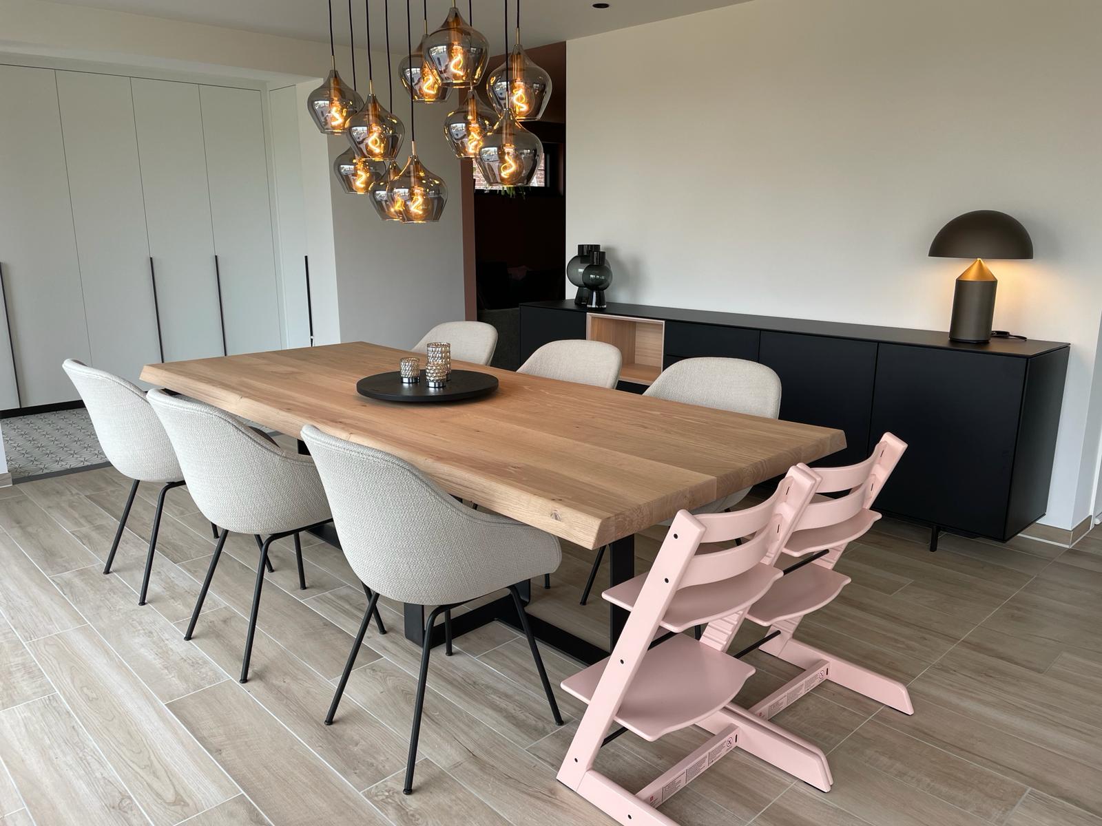 Eiken Boomstamtafel 'Oslo' - Centraal L-onderstel uit staal