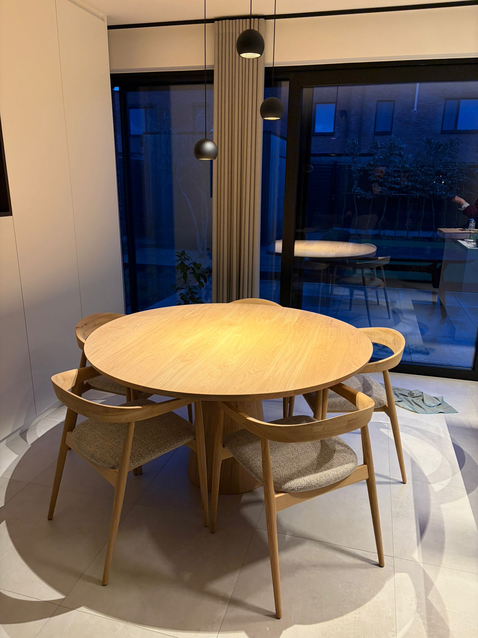 Ronde tafel 'Madrid' - Piramidepoot