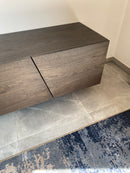 BORDEAUX - Hangend tv-meubel op maat - Massief Eikenhout - Schuine deuren