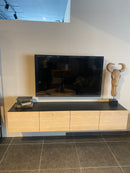 BORDEAUX - Hangend tv-meubel op maat - Opliggende deuren - Massief Eikenhout