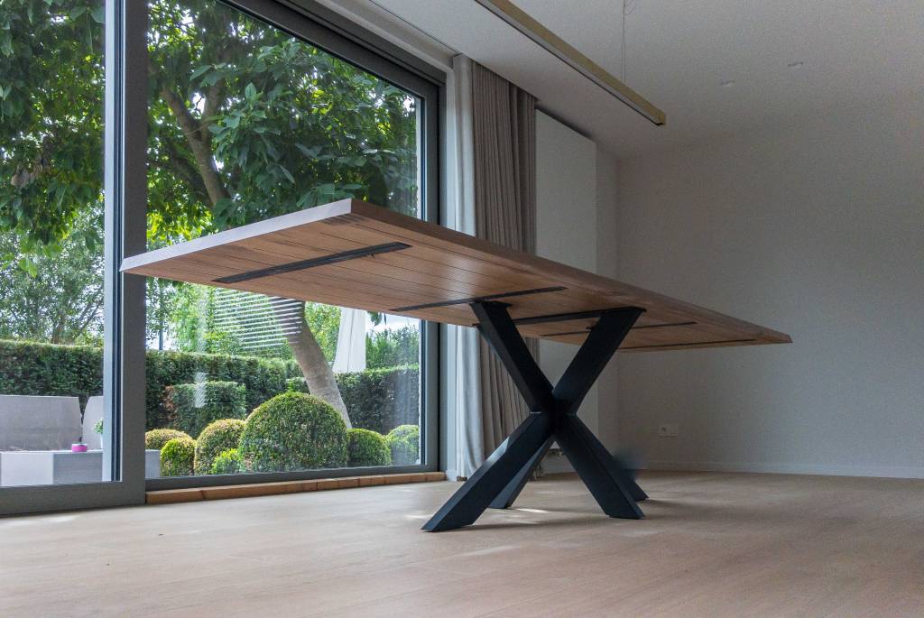 Design eettafel 'Reykjavik' - Centraal kruisonderstel uit staal